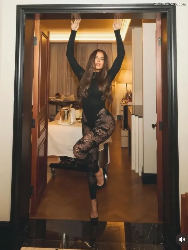 Khloe Kardashian photo 10 of 924