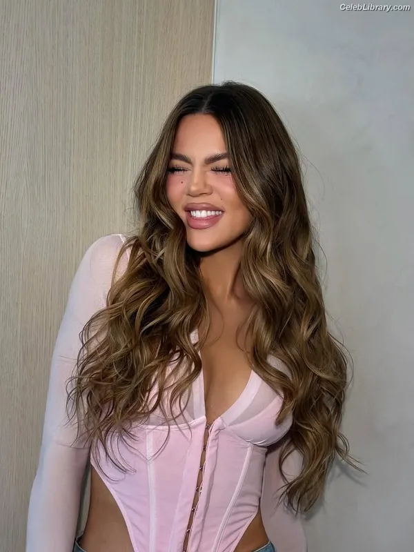 Khloe Kardashian photo 13 of 924