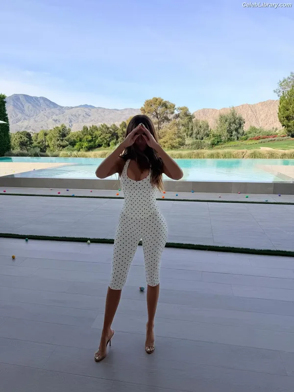 Khloe Kardashian photo 4 of 924