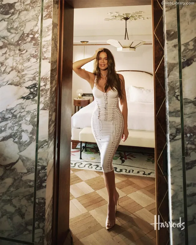Khloe Kardashian photo 15 of 924