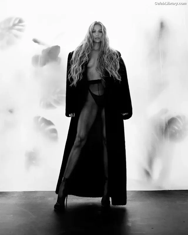 Khloe Kardashian photo 22 of 924