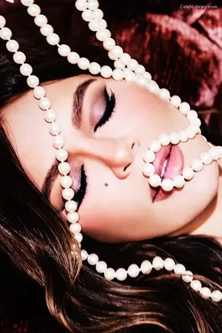 Khloe Kardashian photo 9 of 924
