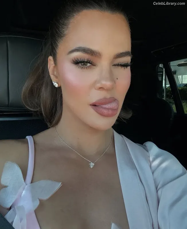 Khloe Kardashian photo 19 of 924