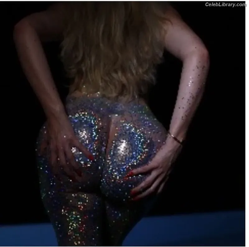 Khloe Kardashian photo 10 of 924