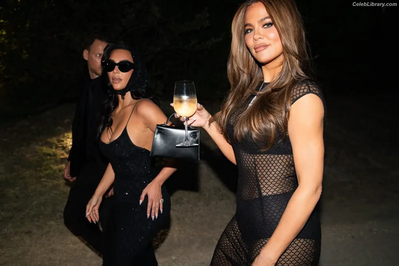 Khloe Kardashian photo 14 of 924