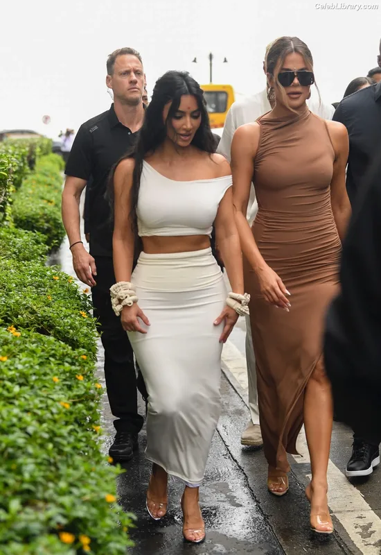 Khloe Kardashian photo 2 of 924