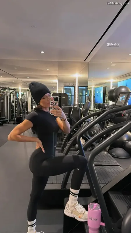 Khloe Kardashian photo 11 of 924