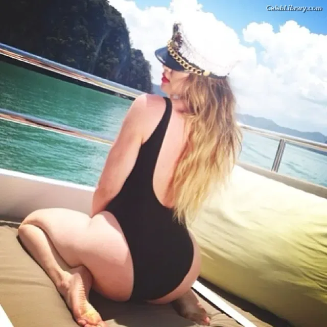 Khloe Kardashian photo 9 of 924