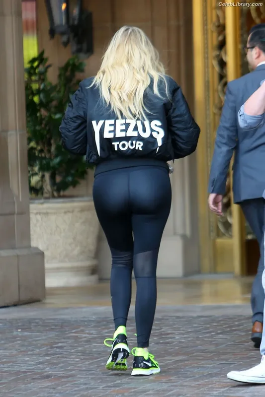 Khloe Kardashian photo 12 of 924