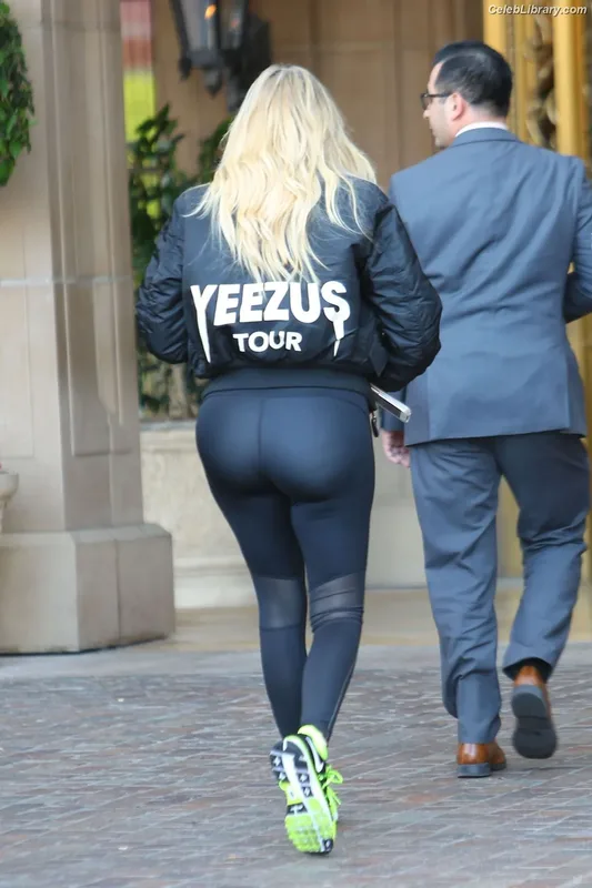 Khloe Kardashian photo 19 of 924