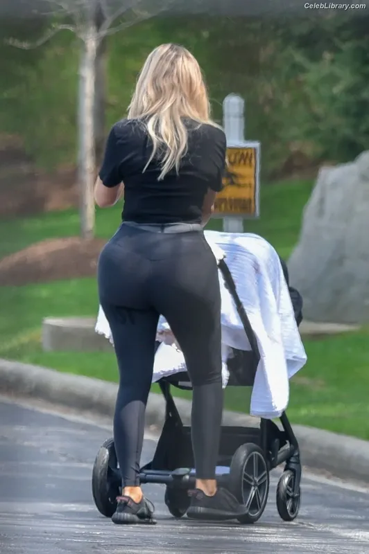 Khloe Kardashian photo 11 of 924