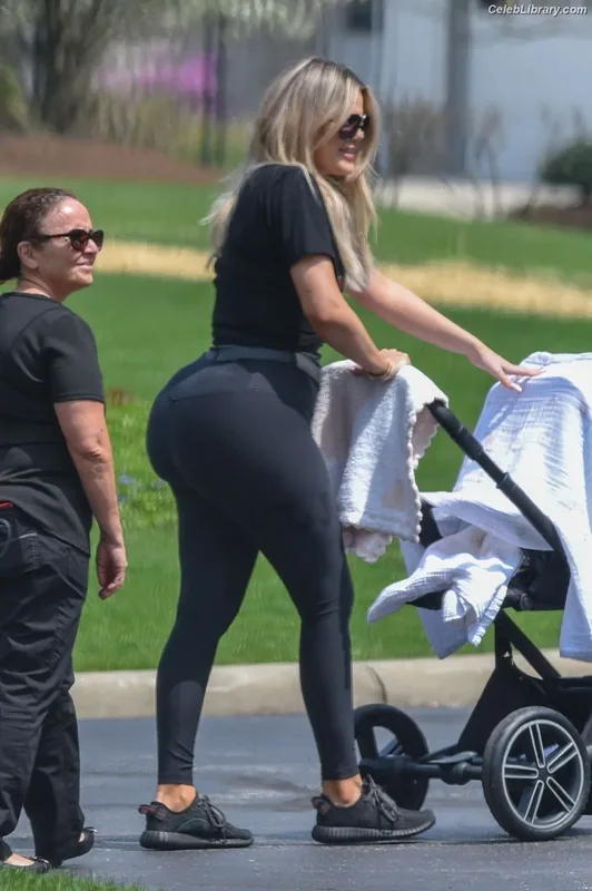 Khloe Kardashian photo 12 of 924