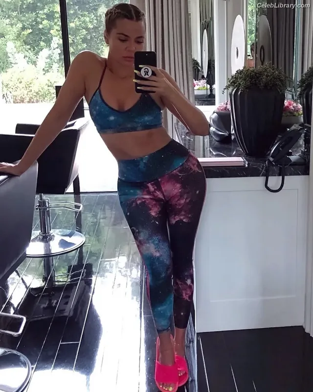 Khloe Kardashian photo 13 of 924