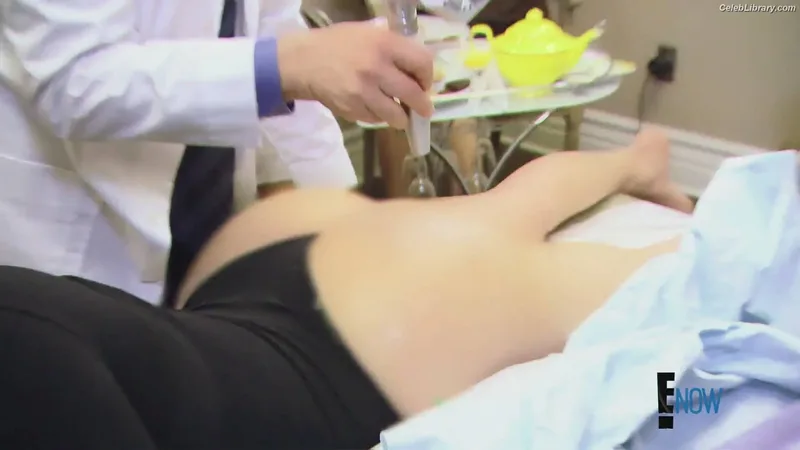 Khloe Kardashian photo 15 of 924