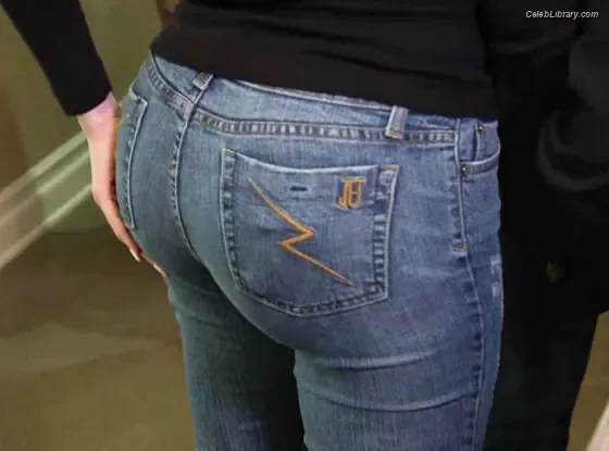 Khloe Kardashian photo 17 of 924