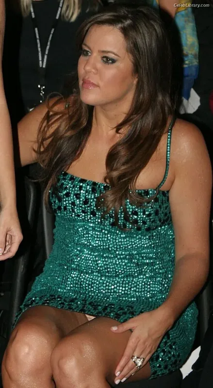 Khloe Kardashian photo 19 of 924