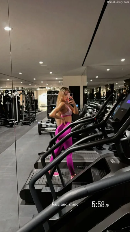 Khloe Kardashian photo 22 of 924