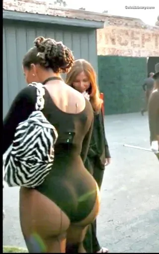Khloe Kardashian photo 12 of 924