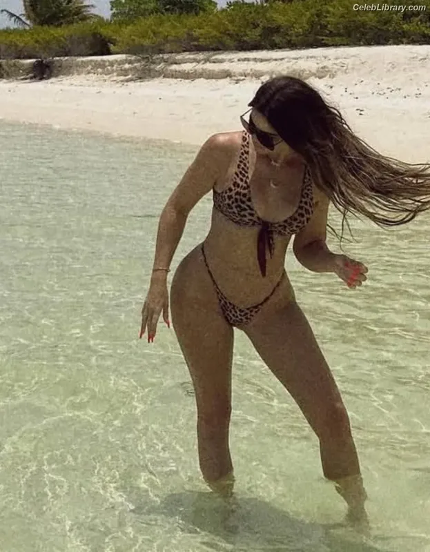 Khloe Kardashian photo 3 of 924