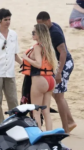 Khloe Kardashian photo 21 of 924