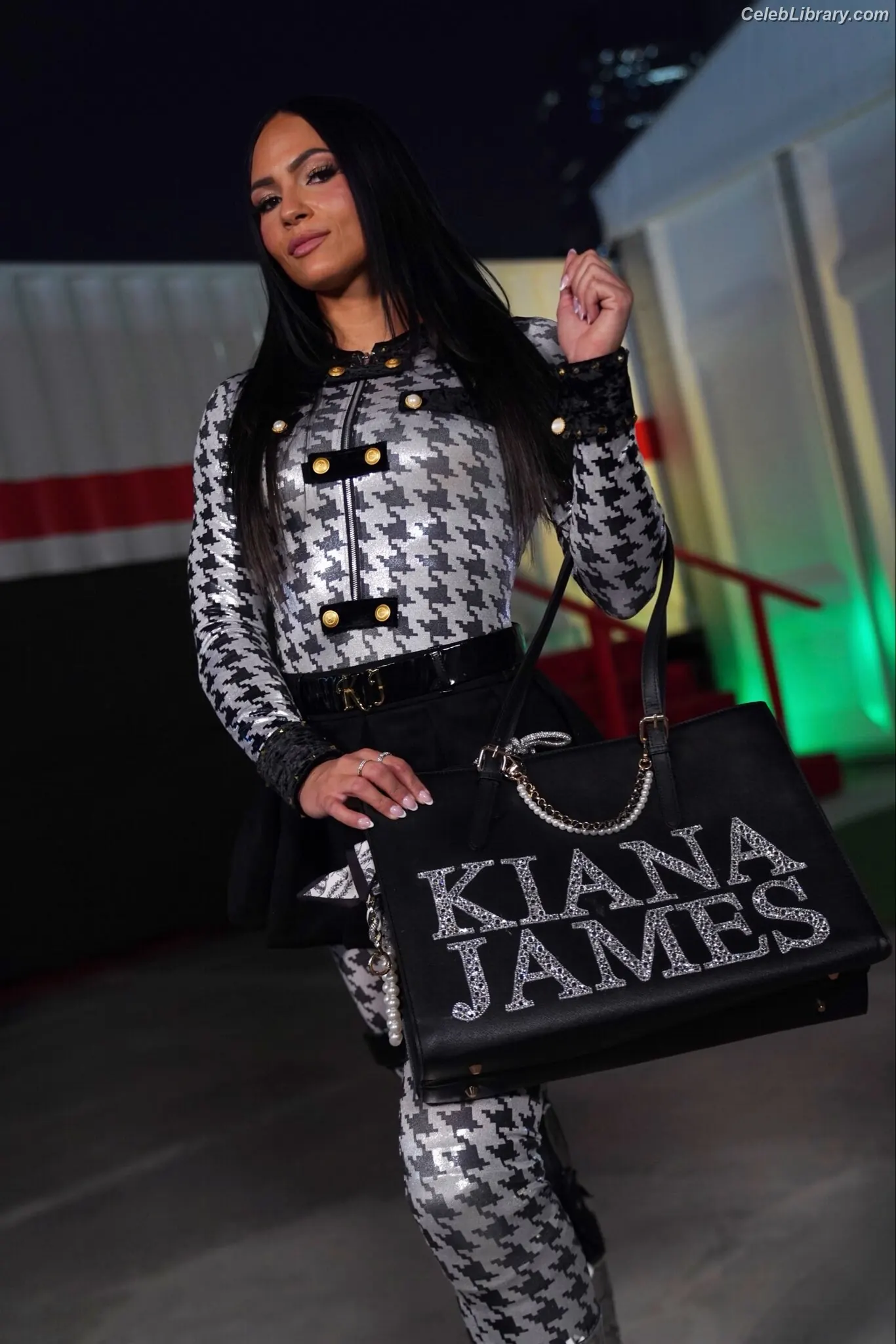 Kiana James photo 4 of 373