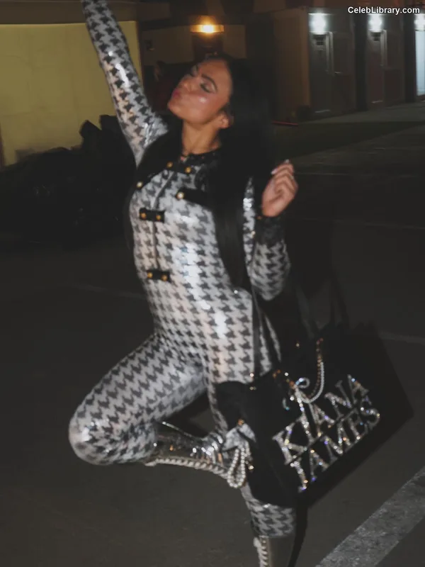 Kiana James photo 4 of 372