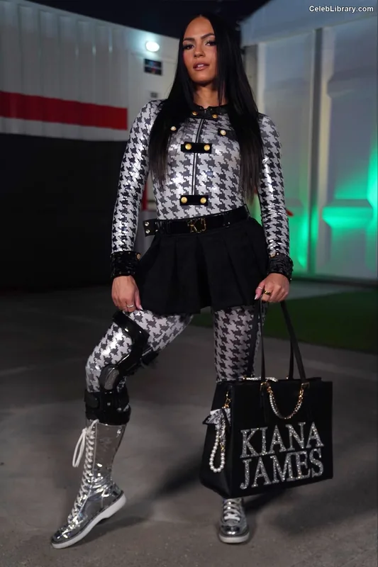 Kiana James photo 18 of 372