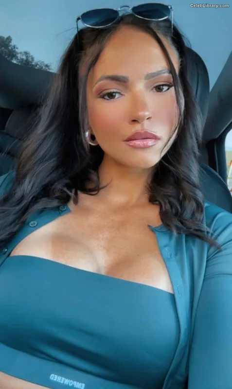 Kiana James photo 1 of 372