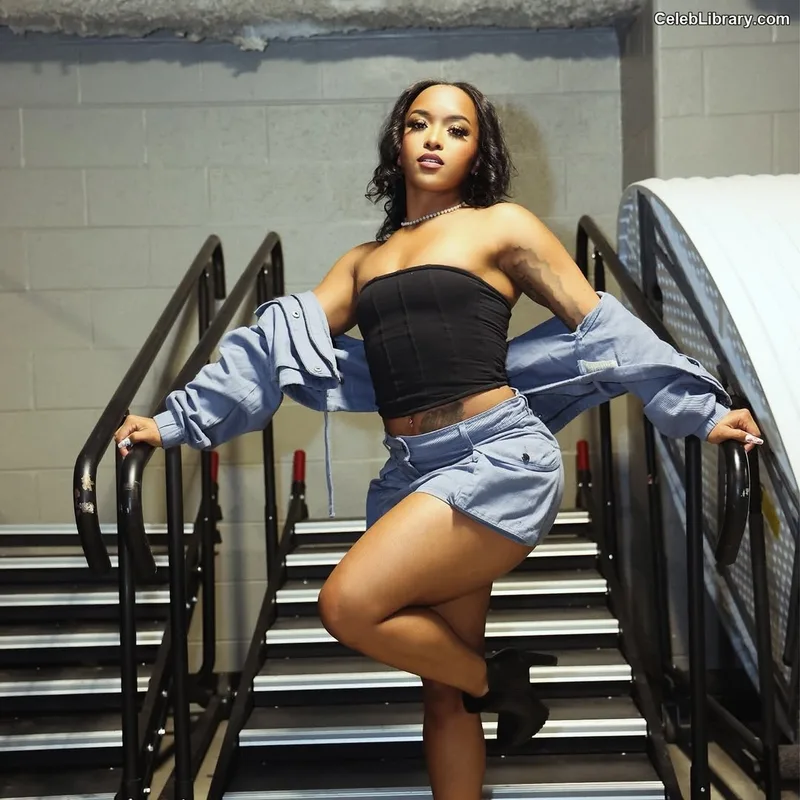 Kiera Hogan photo 4 of 458