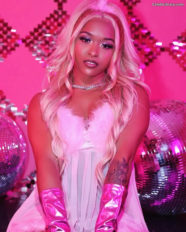 Kiera Hogan photo 14 of 458