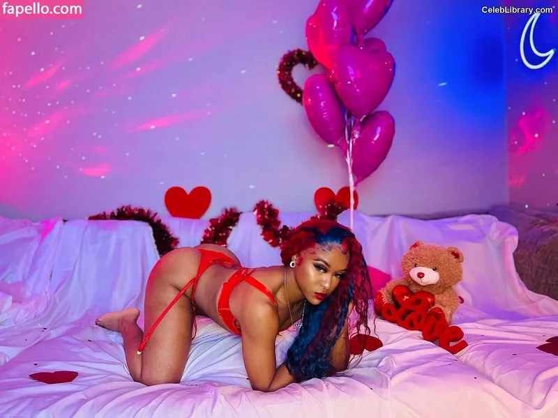 Kiera Hogan photo 24 of 458