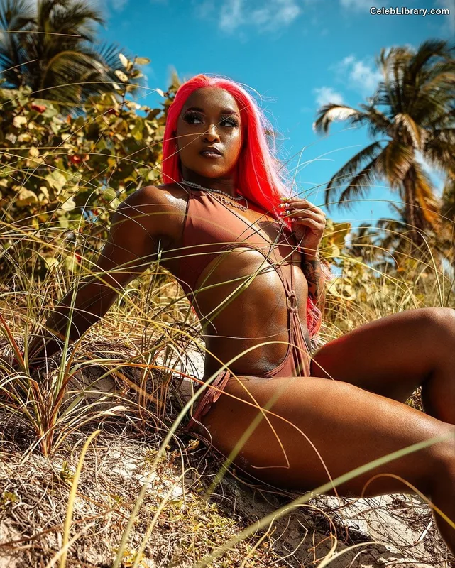 Kiera Hogan photo 17 of 458