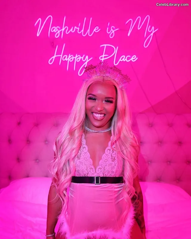 Kiera Hogan photo 6 of 458