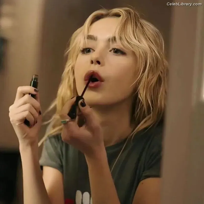 Kiernan Shipka photo 11 of 2600