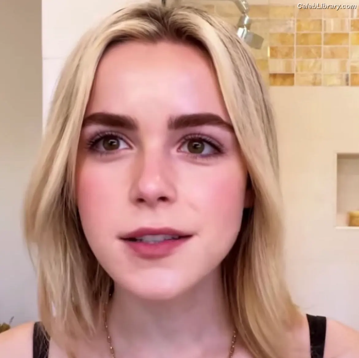 Kiernan Shipka photo 1 of 2600