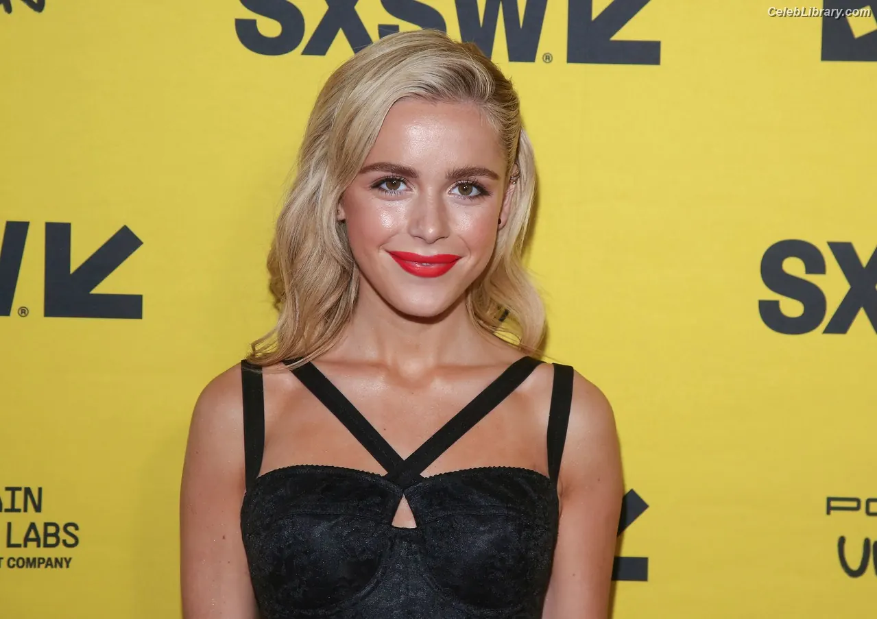 Kiernan Shipka photo 2 of 2600