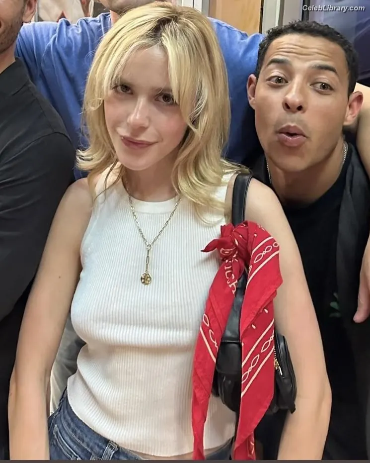 Kiernan Shipka photo 2 of 2600