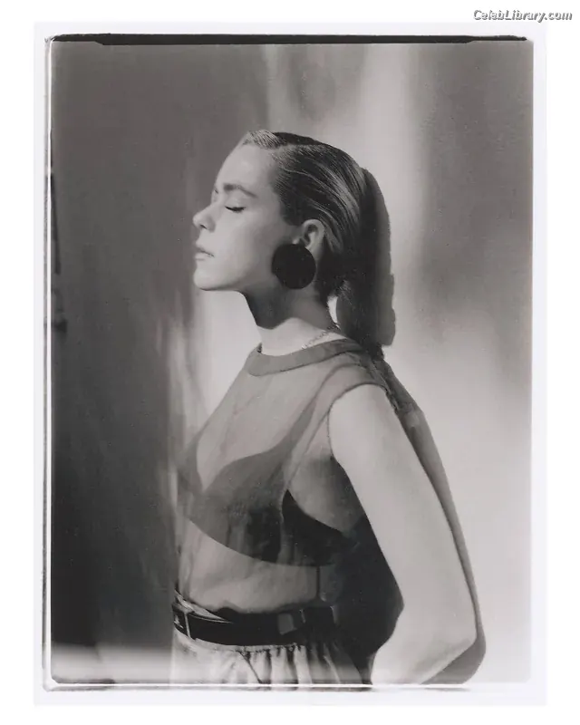 Kiernan Shipka photo 24 of 2600