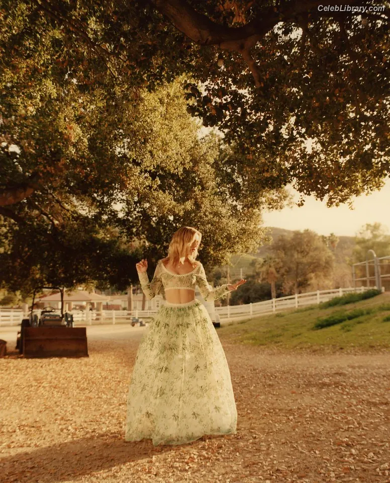 Kiernan Shipka photo 17 of 2600