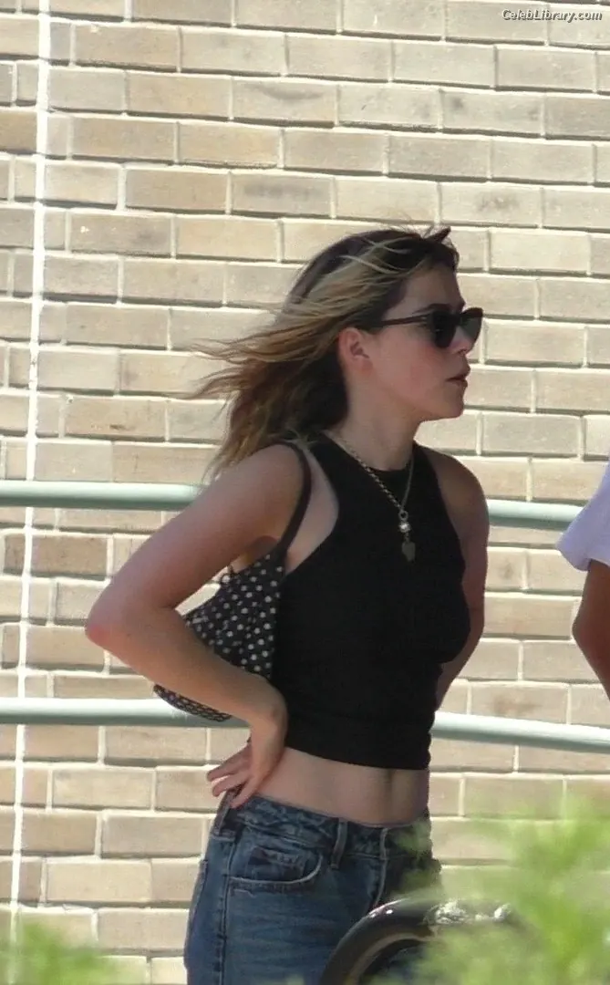 Kiernan Shipka photo 15 of 2600