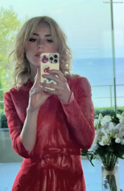 Kiernan Shipka photo 2 of 2601