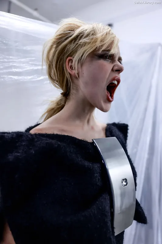 Kiernan Shipka photo 1 of 2601