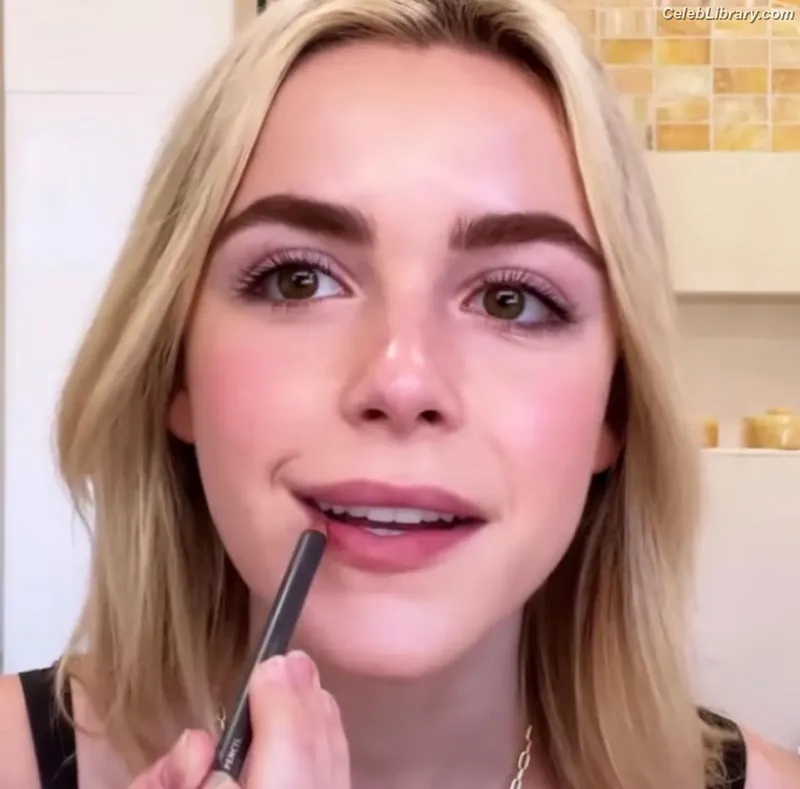 Kiernan Shipka photo 17 of 2601
