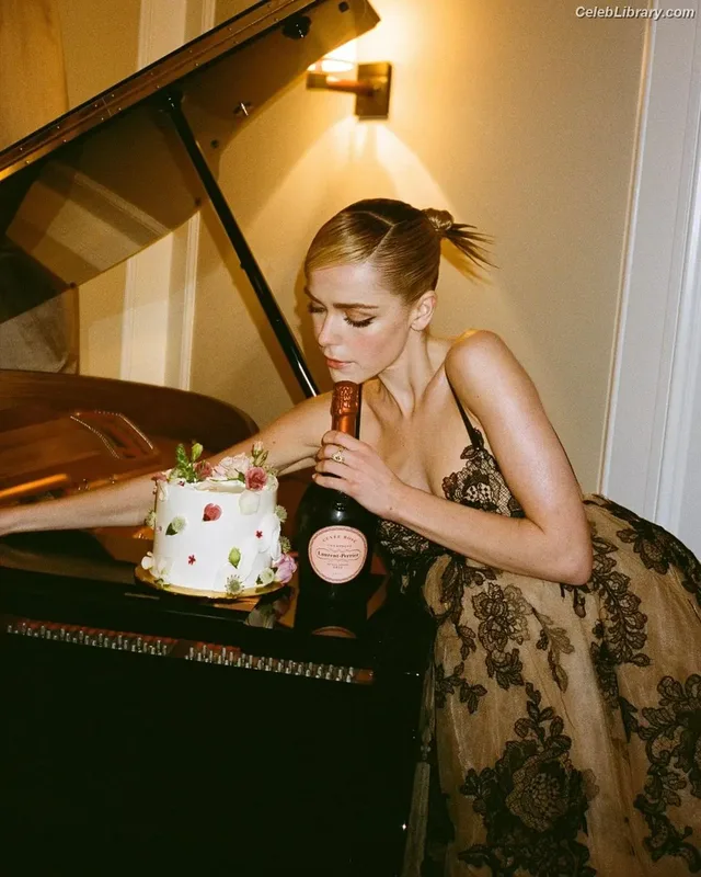 Kiernan Shipka photo 10 of 2601
