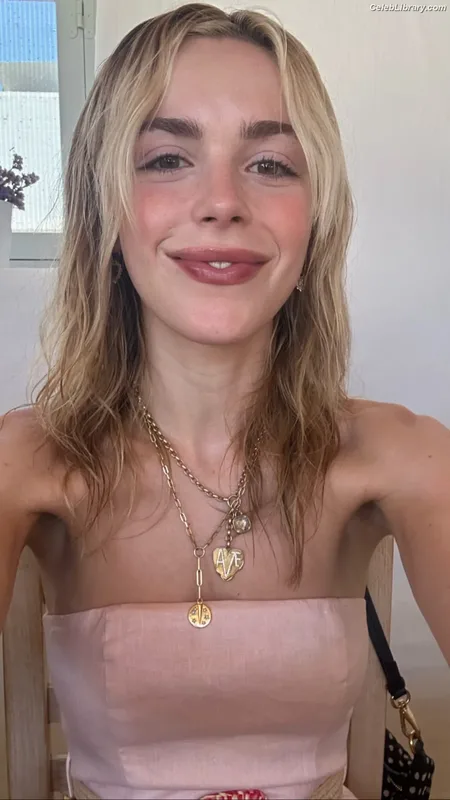 Kiernan Shipka photo 1 of 2601