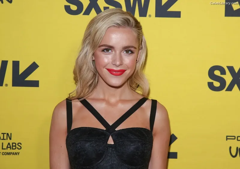 Kiernan Shipka photo 2 of 2601