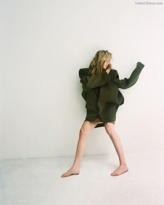 Kiernan Shipka photo 1 of 2601
