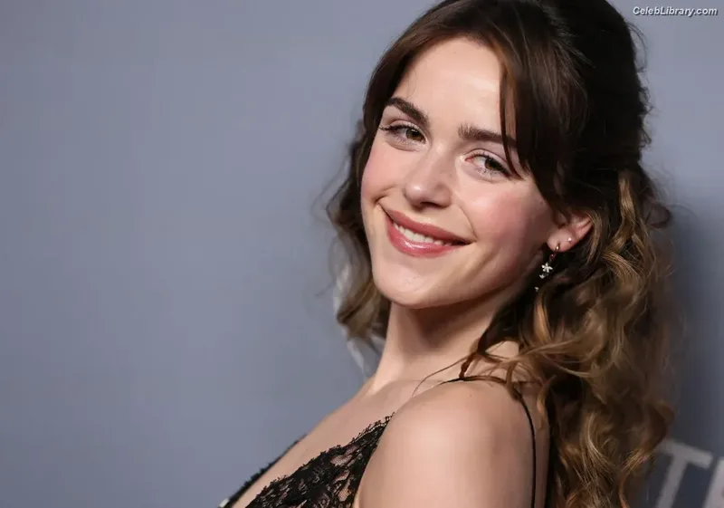 Kiernan Shipka photo 1 of 2601