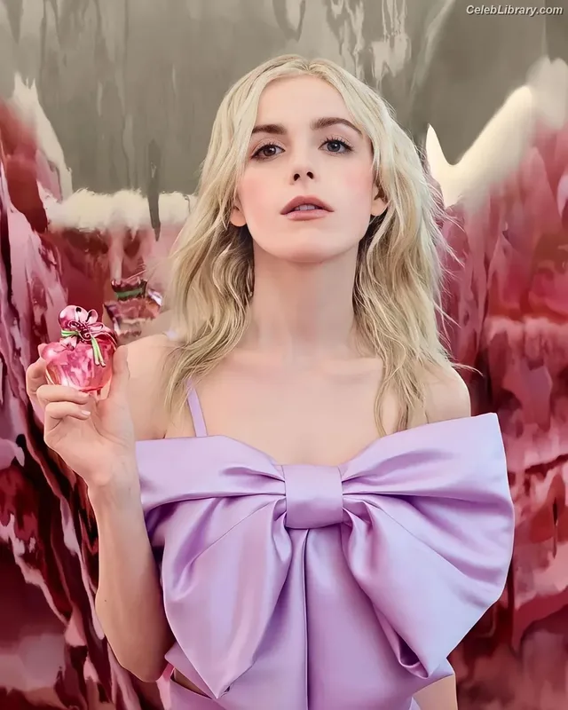 Kiernan Shipka photo 2 of 2601