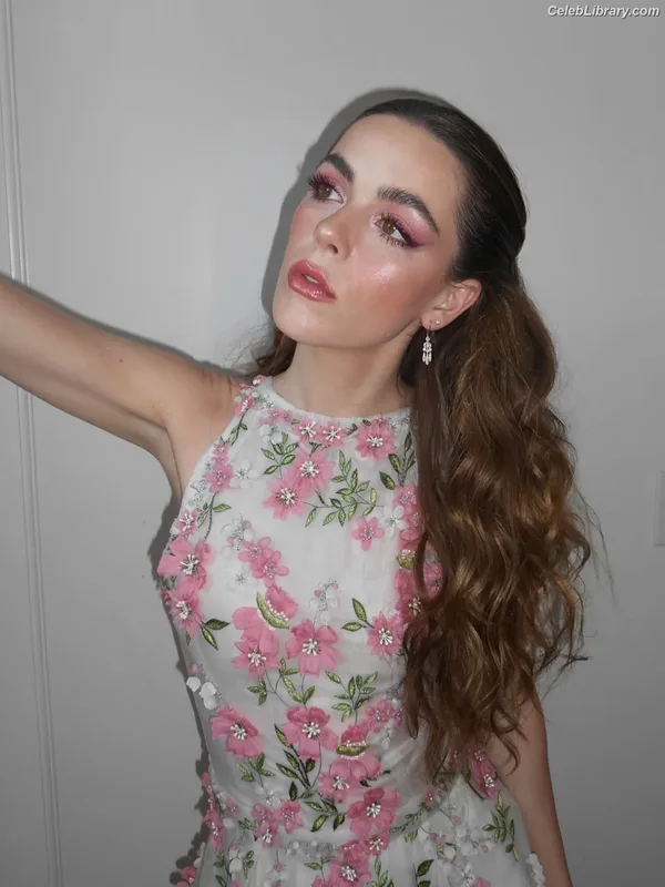 Kiernan Shipka photo 4 of 2601